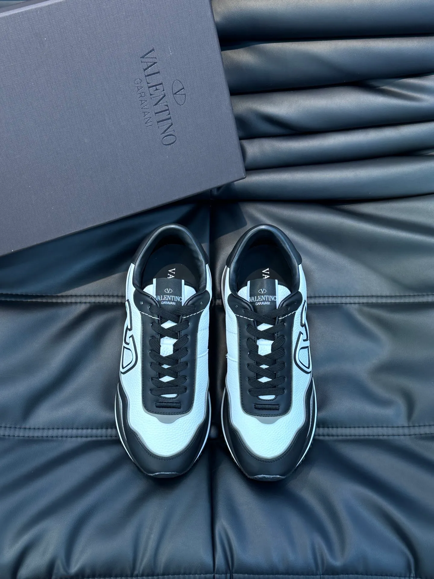 P540💰 Product trademark: VALENTINO "Valentino" Regular size: 38-44 [45 customized] Product material: Warren men's casual sports shoes, made of imported first-layer cowhide, with brand emblem on the tongue, rivet rubber outsole, non-slip, wear-resistant and shock-absorbing, cowhide lining foot pads, comfortable and breathable, with original box packaging equation bag!